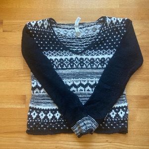 Aeropostale black and white sweater